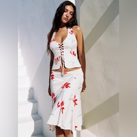 Princess Polly WHITNEE LINEN TOP HALTER FLORAL - Picture 2 of 6